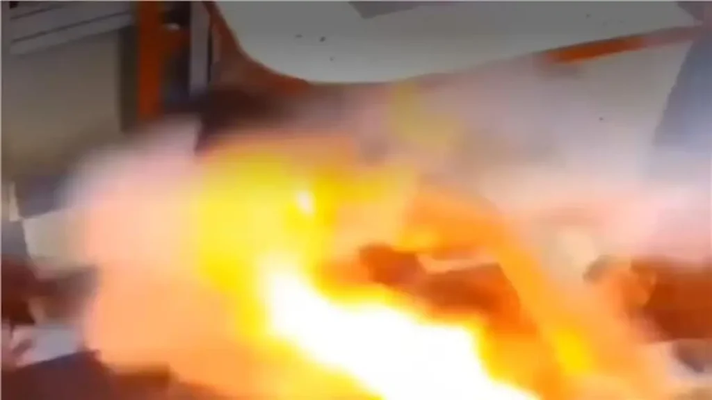 انفجار بطارية هاتف.. إصابة طفل بجروح بالغة بعد واقعة مروعة وثقتها الكاميرات